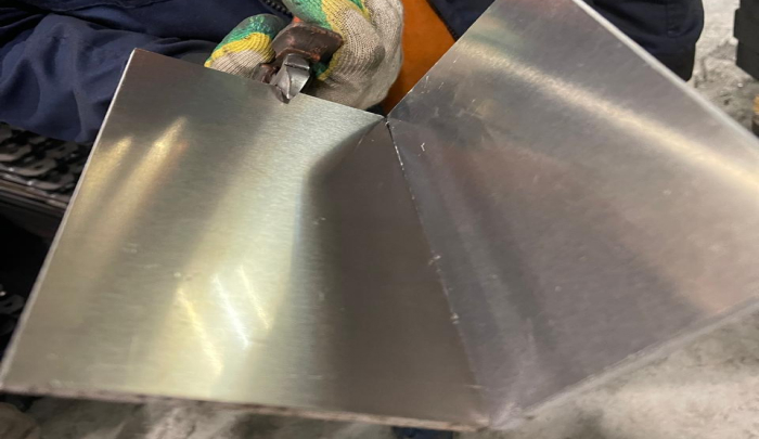 гибка листа алюминия