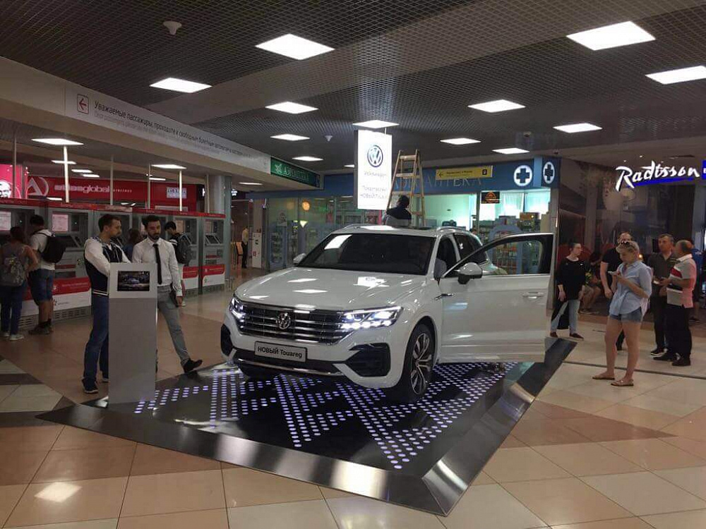 Подиум для презентации нового Volkswagen Touareg
