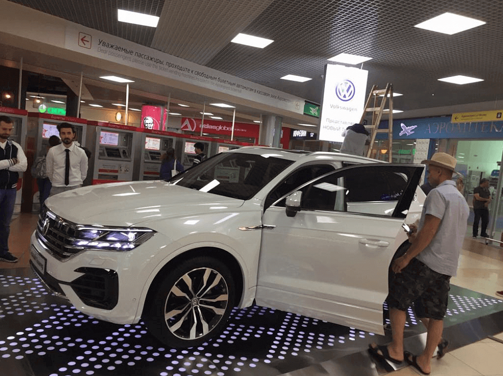 Подиум для презентации нового Volkswagen Touareg