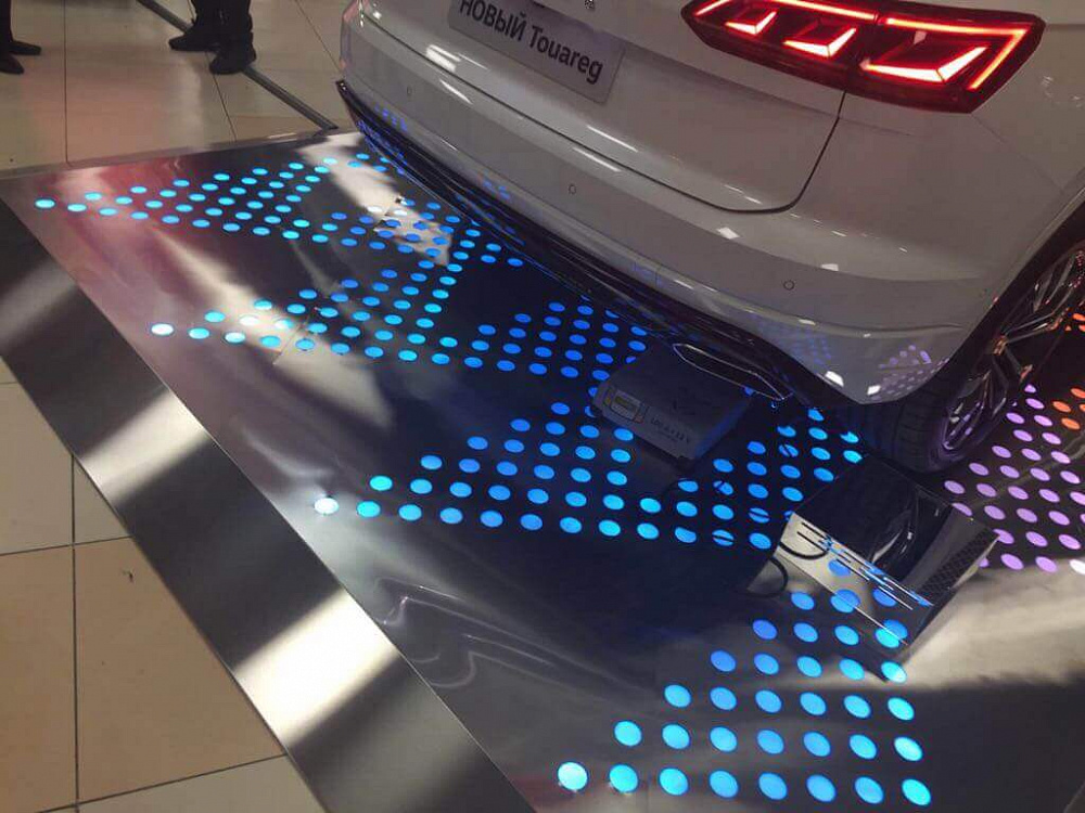 Подиум для презентации нового Volkswagen Touareg