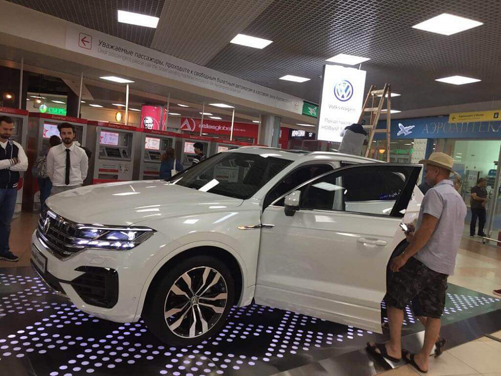 Подиум для презентации нового Volkswagen Touareg